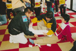 下腿部の応急処置（固定）を施す