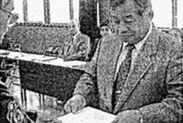 委嘱状を受け取る接骨院経営者ら